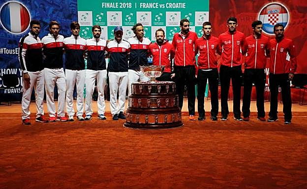 Los equipos de Francia y Croacia, durante el sorteo de la final. 