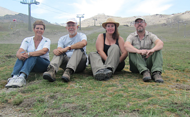 Rosa María Ros Espín, Olaf Werner, Marta Nieto Lugilde y Stuart McDaniel, en Sierra Nevada, tras un césped de 'Ceratodon amazonum'.