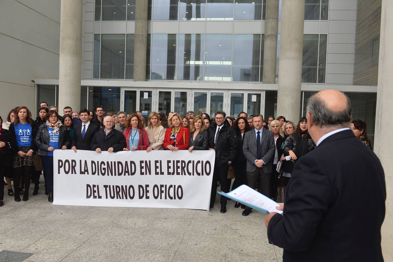 Un grupo de letrados protestaron a las puertas de la Ciudad de la Justicia de Murcia, convocados por el Colegio de Abogados de Murcia, para exigir que se dignifique este servicio público