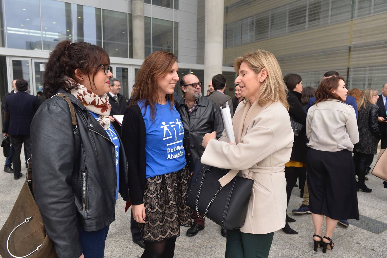 Un grupo de letrados protestaron a las puertas de la Ciudad de la Justicia de Murcia, convocados por el Colegio de Abogados de Murcia, para exigir que se dignifique este servicio público