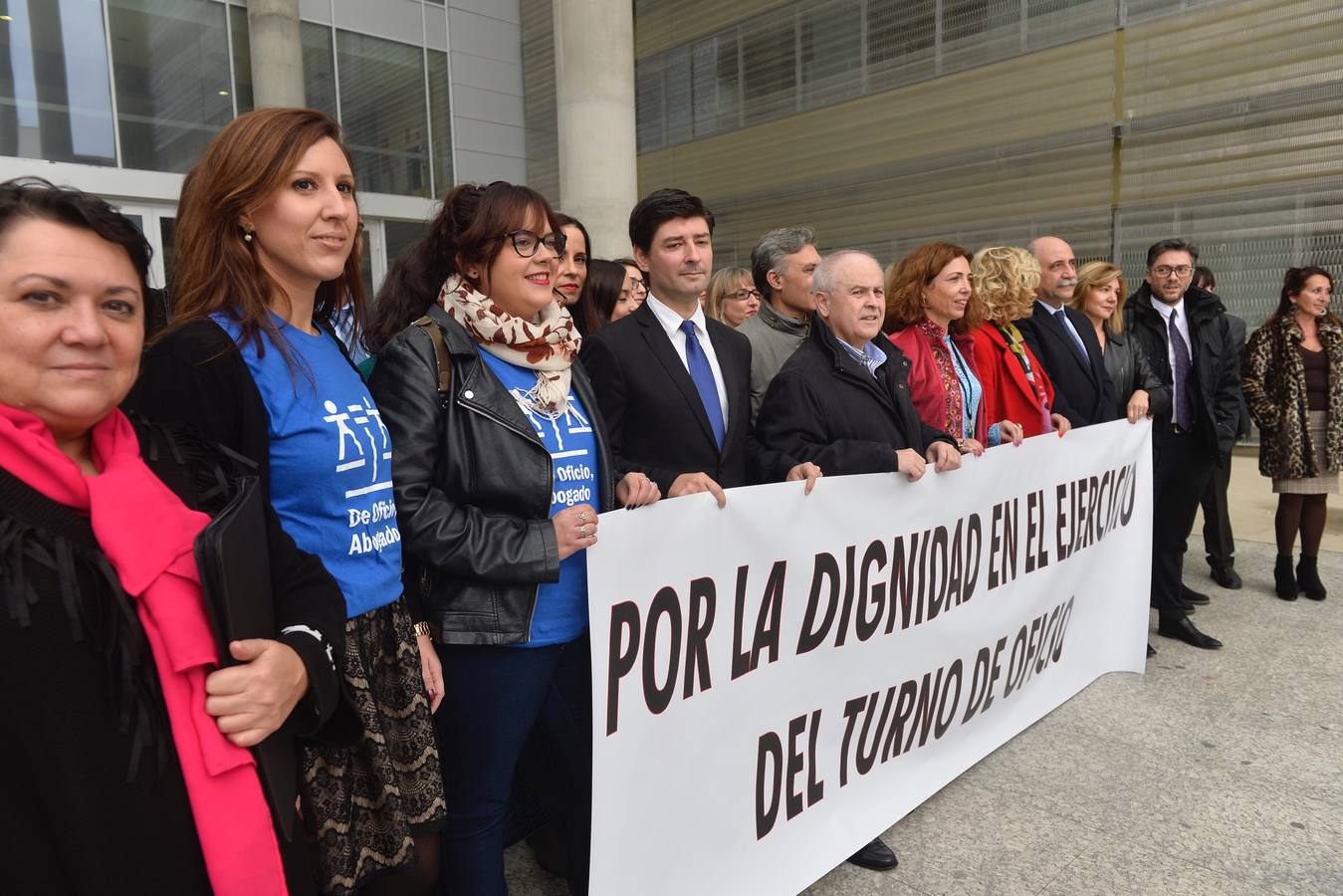 Un grupo de letrados protestaron a las puertas de la Ciudad de la Justicia de Murcia, convocados por el Colegio de Abogados de Murcia, para exigir que se dignifique este servicio público