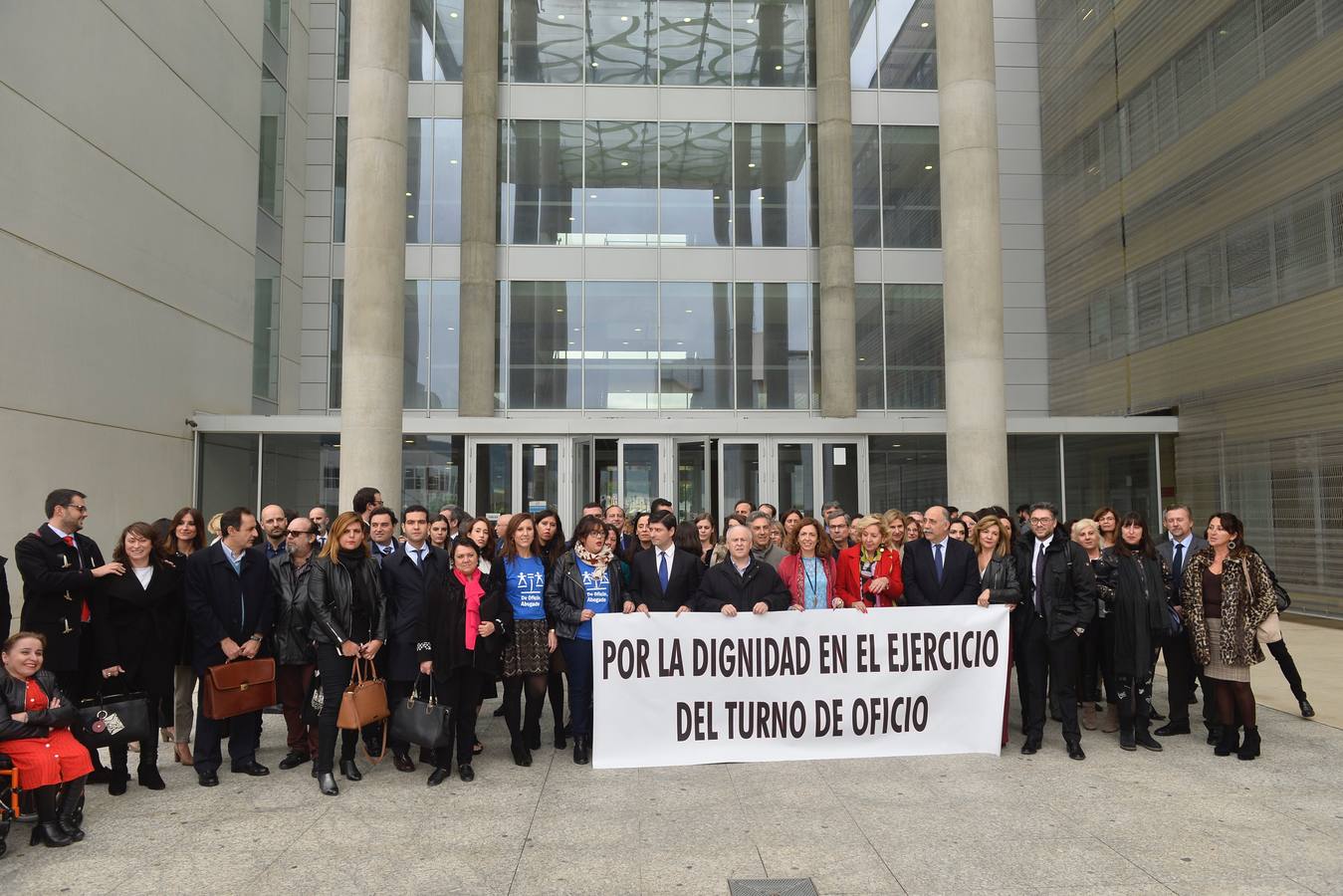 Un grupo de letrados protestaron a las puertas de la Ciudad de la Justicia de Murcia, convocados por el Colegio de Abogados de Murcia, para exigir que se dignifique este servicio público