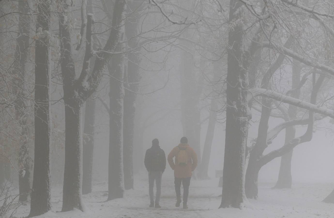 Varias personas pasean sobre la nieve en la colina de Buda en Budapest (Hungría), donde el frío ha llegado para quedarse.