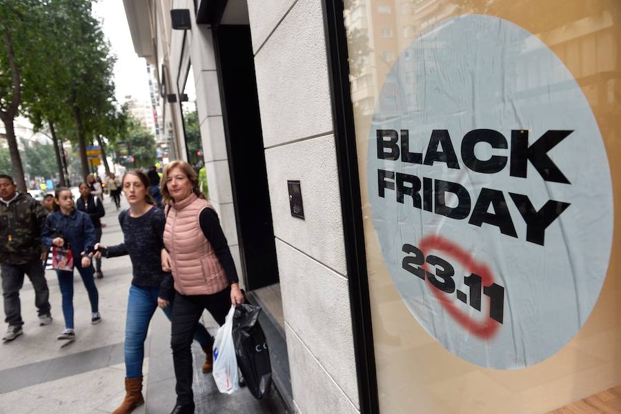 Multitud de ciudadanos se acercan a los comercios este 'viernes negro' buscando las ofertas de electrónica, moda y todo tipo de productos