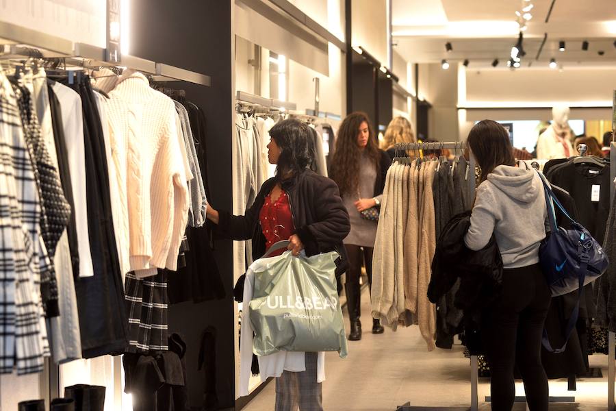 Multitud de ciudadanos se acercan a los comercios este 'viernes negro' buscando las ofertas de electrónica, moda y todo tipo de productos