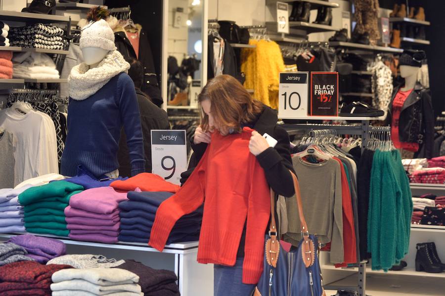 Multitud de ciudadanos se acercan a los comercios este 'viernes negro' buscando las ofertas de electrónica, moda y todo tipo de productos