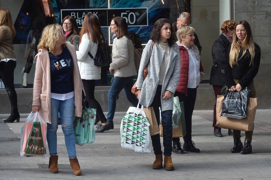 Multitud de ciudadanos se acercan a los comercios este 'viernes negro' buscando las ofertas de electrónica, moda y todo tipo de productos