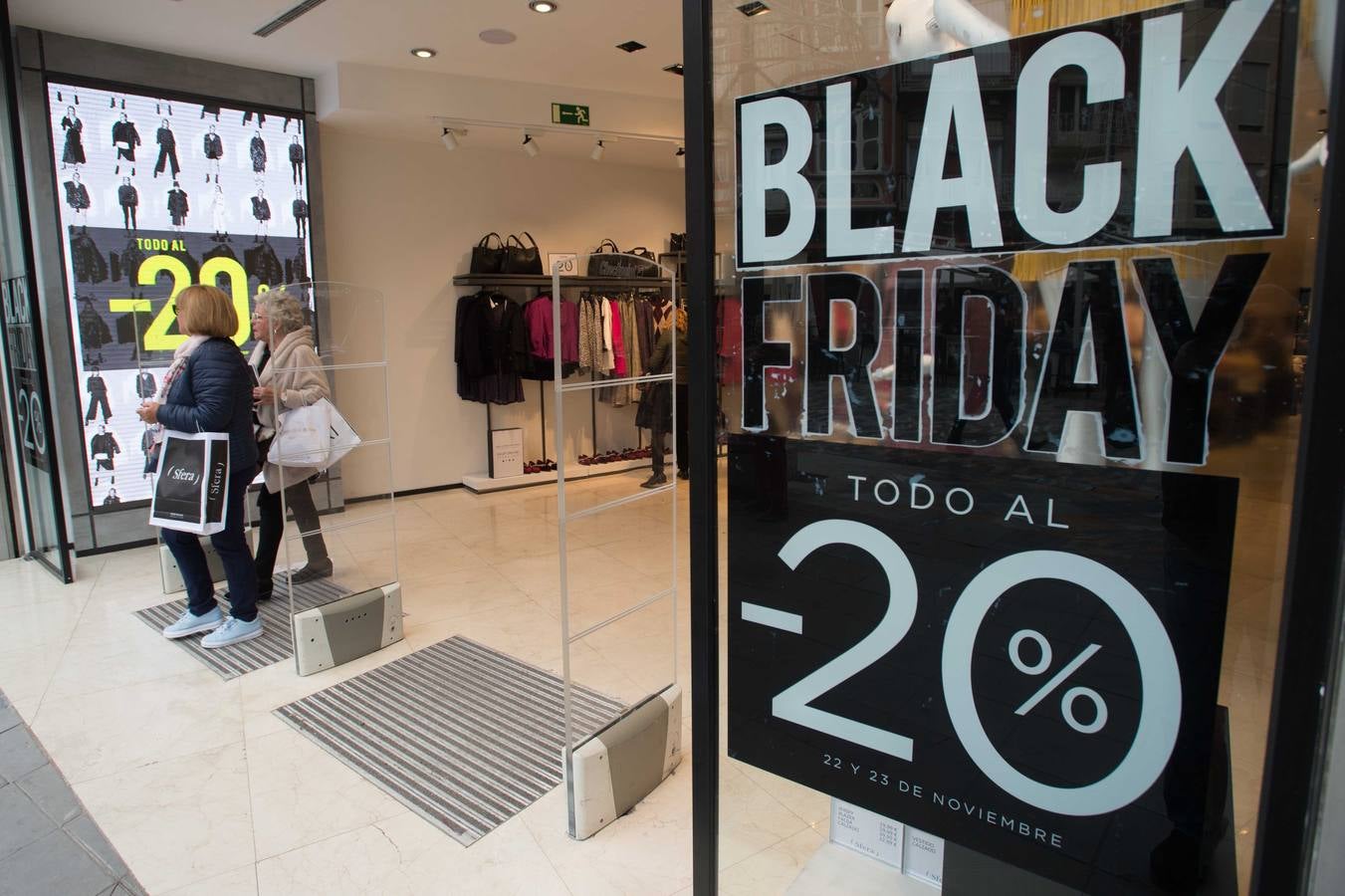Miles de compradores se han lanzado a las tiendas para aprovechar las ofertas en tecnología, moda y todo tipo de productos que los comercios han preparado en este 'viernes negro' 