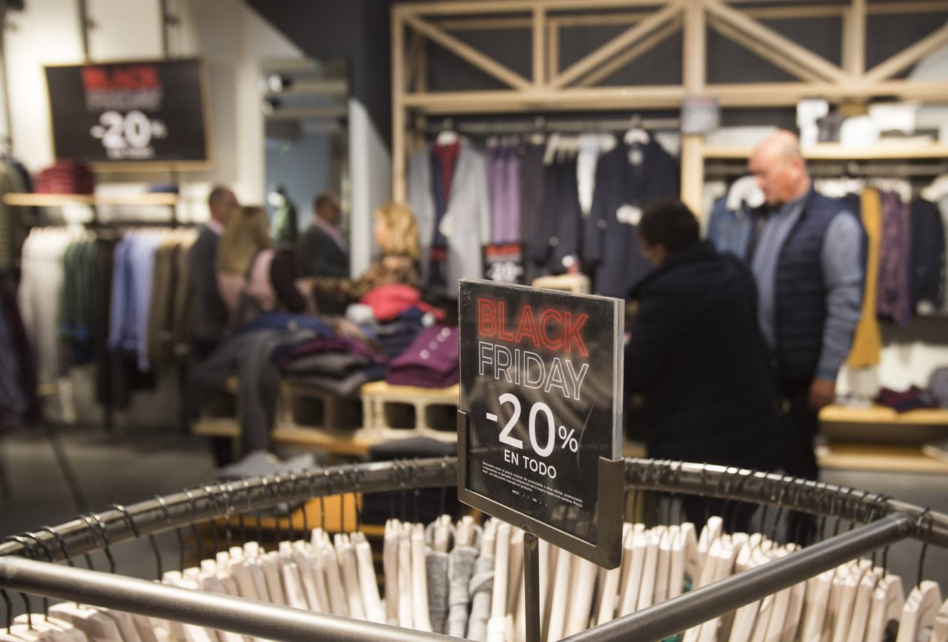 Miles de compradores se han lanzado a las tiendas para aprovechar las ofertas en tecnología, moda y todo tipo de productos que los comercios han preparado en este 'viernes negro' 