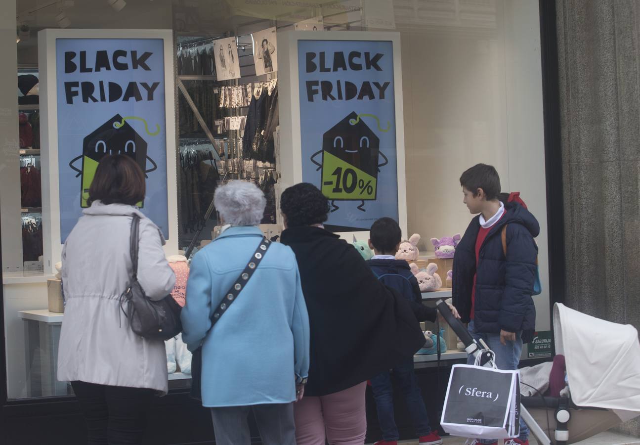 Miles de compradores se han lanzado a las tiendas para aprovechar las ofertas en tecnología, moda y todo tipo de productos que los comercios han preparado en este 'viernes negro' 