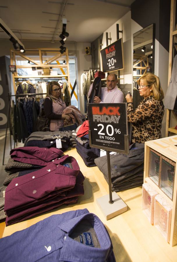 Miles de compradores se han lanzado a las tiendas para aprovechar las ofertas en tecnología, moda y todo tipo de productos que los comercios han preparado en este 'viernes negro' 