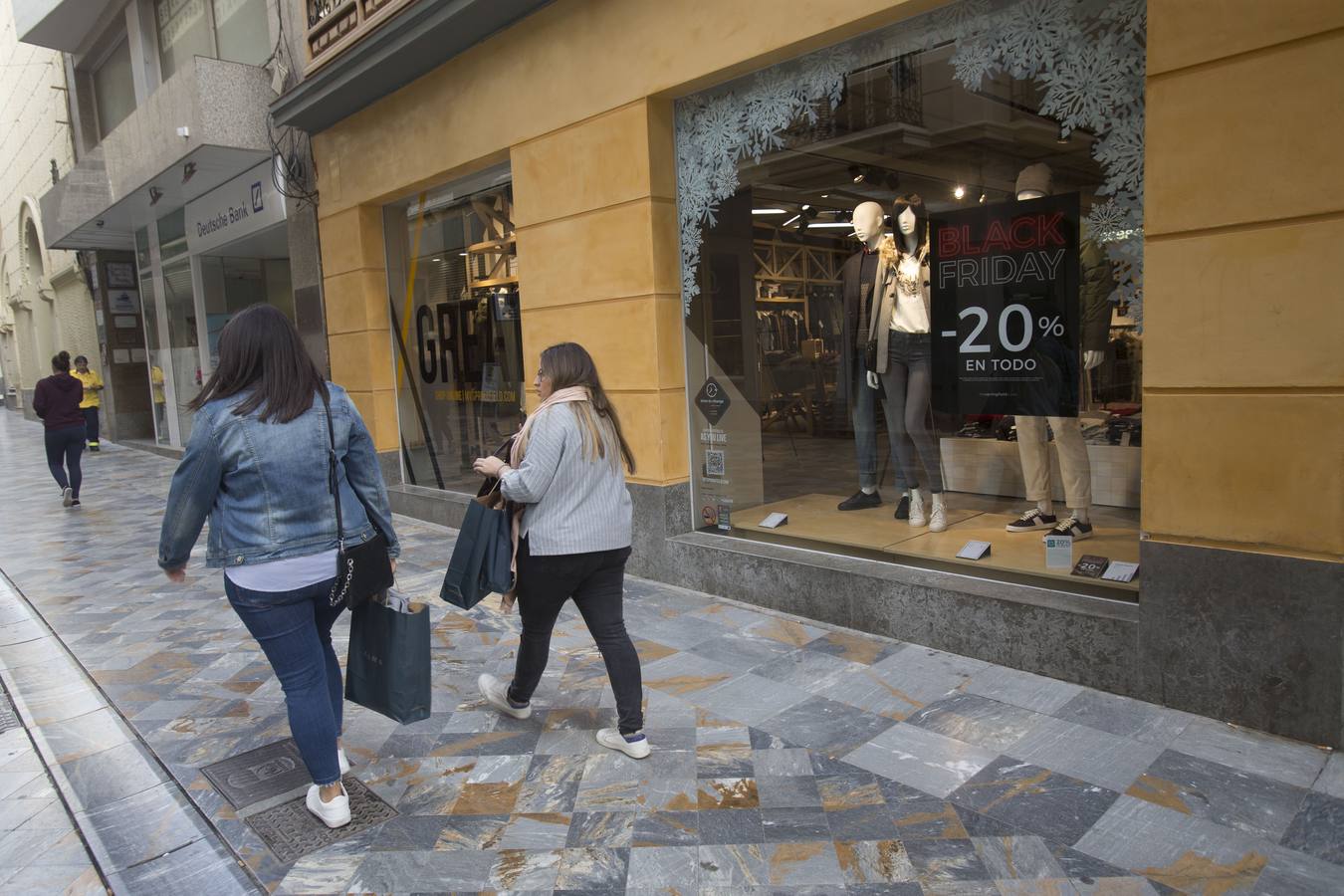 Miles de compradores se han lanzado a las tiendas para aprovechar las ofertas en tecnología, moda y todo tipo de productos que los comercios han preparado en este 'viernes negro' 