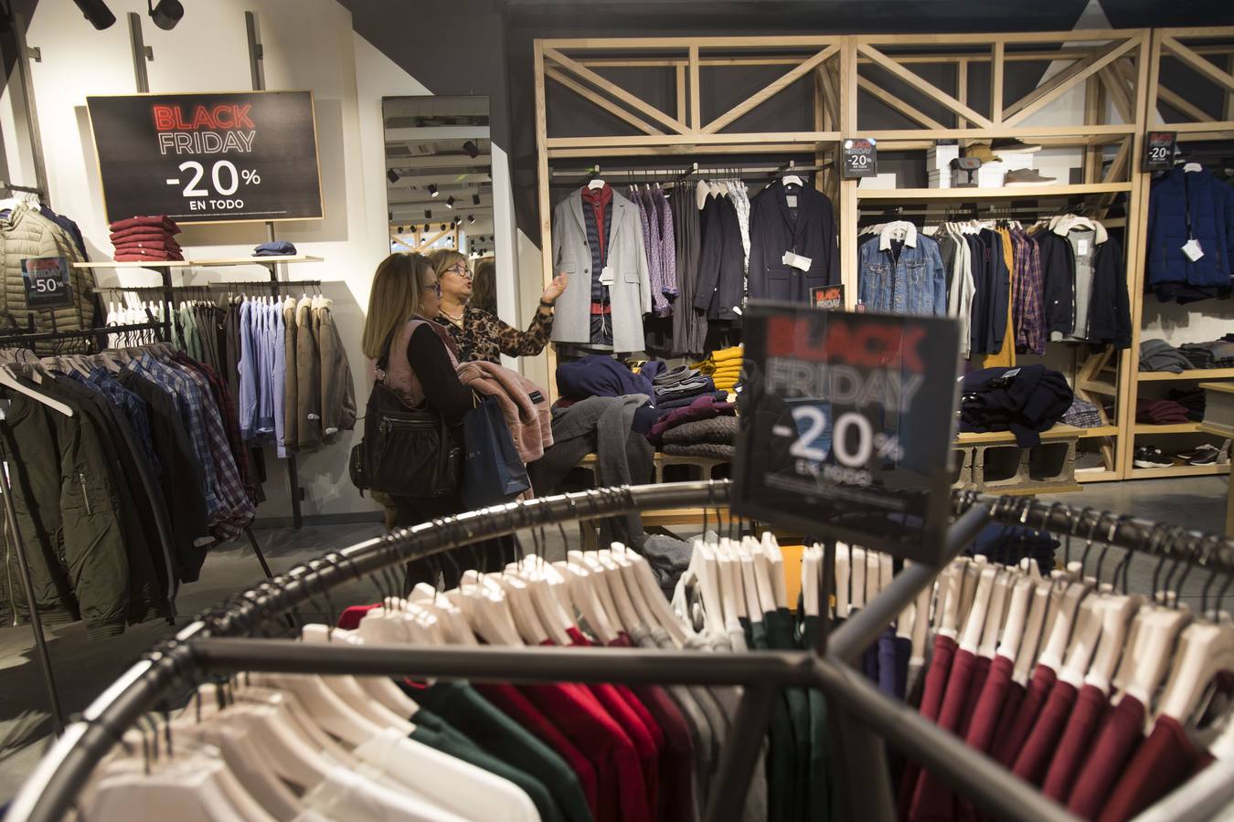 Miles de compradores se han lanzado a las tiendas para aprovechar las ofertas en tecnología, moda y todo tipo de productos que los comercios han preparado en este 'viernes negro' 