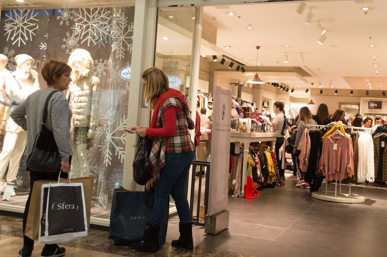 Miles de compradores se han lanzado a las tiendas para aprovechar las ofertas en tecnología, moda y todo tipo de productos que los comercios han preparado en este 'viernes negro' 