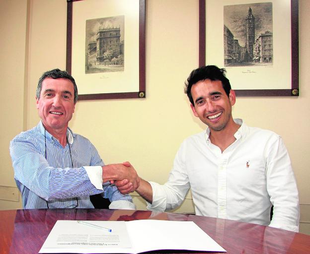 Sylvain Duval y Alejandro Reyes se dan la mano tras firmar la formalización de su nueva empresa, TAS, en el despacho de un notario murciano. 