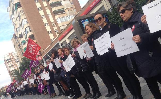 La concentración llevada a cabo este viernes por afiliadas de UGT y CC OO en Murcia.