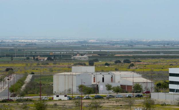 Edificio de la Ciudad de los Contenidos Digitales y, al fondo, los terrenos donde se construirá la Zona de Actividades Logísticas (ZAL), en el polígono de Los Camachos.