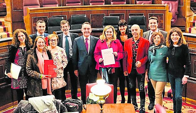 Los diputados socialistas posan en el Congreso de los Diputados tras dar su apoyo a las tamboradas. 