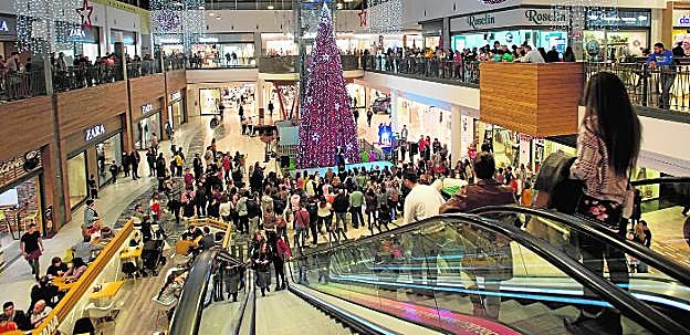 Una de las plazas del centro comercial Espacio Mediterráneo repleta de clientes, durante la actuación de Xuso Jones. 