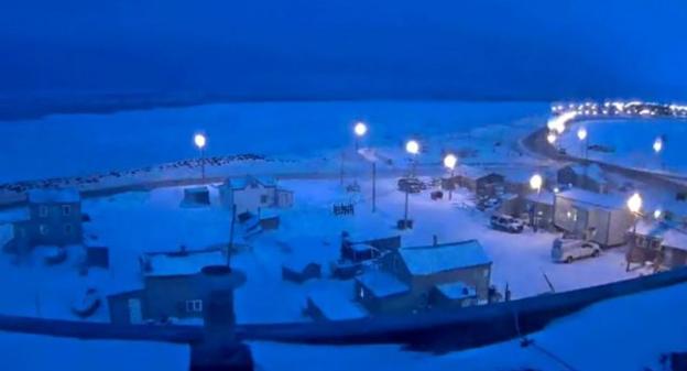 En invierno, las temperaturas en Utqiagvik se desploman hasta los -23ºC y las aguas del Ártico se hielan. 