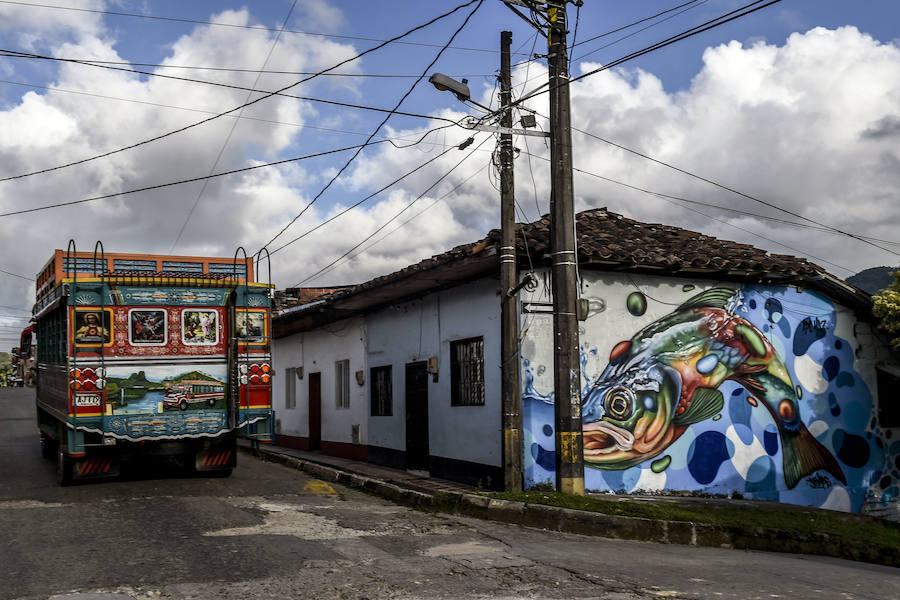 El Primer Festival Internacional de Murales por la Paz en San Carlos, departamento de Antioquia, Colombia. Esta ciudad está ubicada en una región geográfica estratégica donde grupos paramilitares y guerrilleros lucharon por el control del territorio. Según los organizadores del evento, el Festival Mural está dirigido a cambiar la percepción negativa de la ciudad, conocida principalmente por su pasado violento, en un sitio abierto al turismo que ofrece buenas instalaciones de alojamiento, actividades como ecoturismo y ahora agrega un circuito de 56 murales. a recorrer.