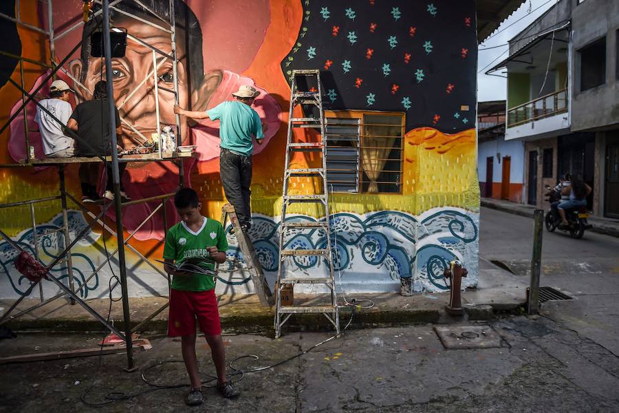 El Primer Festival Internacional de Murales por la Paz en San Carlos, departamento de Antioquia, Colombia. Esta ciudad está ubicada en una región geográfica estratégica donde grupos paramilitares y guerrilleros lucharon por el control del territorio. Según los organizadores del evento, el Festival Mural está dirigido a cambiar la percepción negativa de la ciudad, conocida principalmente por su pasado violento, en un sitio abierto al turismo que ofrece buenas instalaciones de alojamiento, actividades como ecoturismo y ahora agrega un circuito de 56 murales. a recorrer.