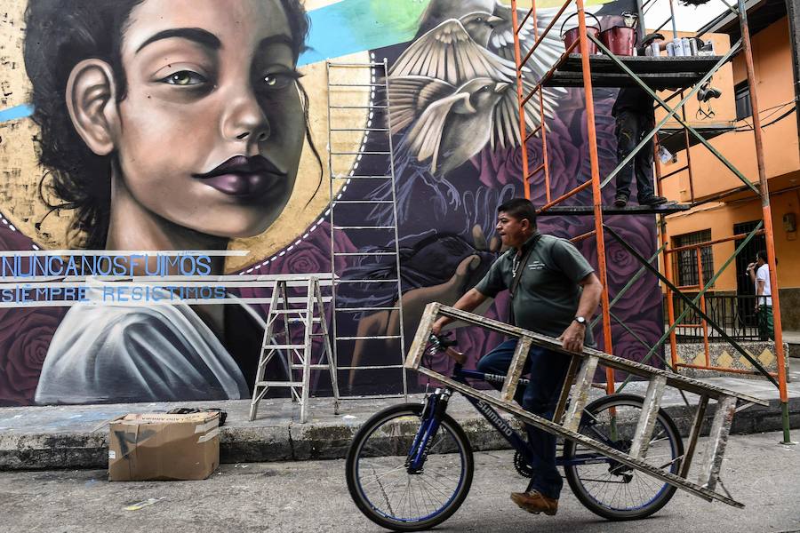 El Primer Festival Internacional de Murales por la Paz en San Carlos, departamento de Antioquia, Colombia. Esta ciudad está ubicada en una región geográfica estratégica donde grupos paramilitares y guerrilleros lucharon por el control del territorio. Según los organizadores del evento, el Festival Mural está dirigido a cambiar la percepción negativa de la ciudad, conocida principalmente por su pasado violento, en un sitio abierto al turismo que ofrece buenas instalaciones de alojamiento, actividades como ecoturismo y ahora agrega un circuito de 56 murales. a recorrer.