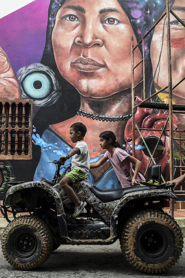 El Primer Festival Internacional de Murales por la Paz en San Carlos, departamento de Antioquia, Colombia. Esta ciudad está ubicada en una región geográfica estratégica donde grupos paramilitares y guerrilleros lucharon por el control del territorio. Según los organizadores del evento, el Festival Mural está dirigido a cambiar la percepción negativa de la ciudad, conocida principalmente por su pasado violento, en un sitio abierto al turismo que ofrece buenas instalaciones de alojamiento, actividades como ecoturismo y ahora agrega un circuito de 56 murales. a recorrer.