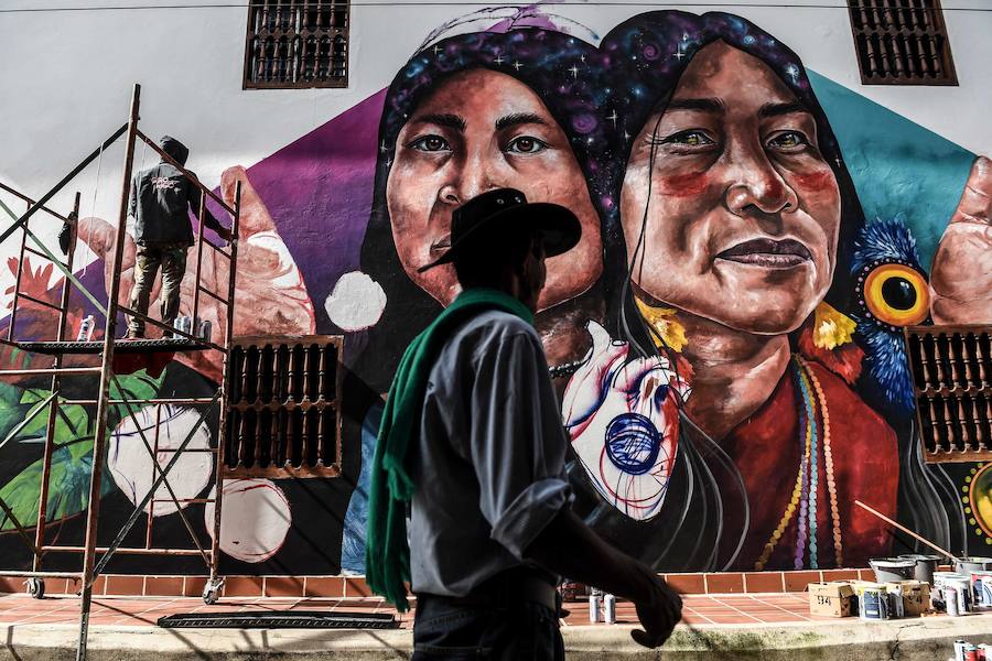 El Primer Festival Internacional de Murales por la Paz en San Carlos, departamento de Antioquia, Colombia. Esta ciudad está ubicada en una región geográfica estratégica donde grupos paramilitares y guerrilleros lucharon por el control del territorio. Según los organizadores del evento, el Festival Mural está dirigido a cambiar la percepción negativa de la ciudad, conocida principalmente por su pasado violento, en un sitio abierto al turismo que ofrece buenas instalaciones de alojamiento, actividades como ecoturismo y ahora agrega un circuito de 56 murales. a recorrer.