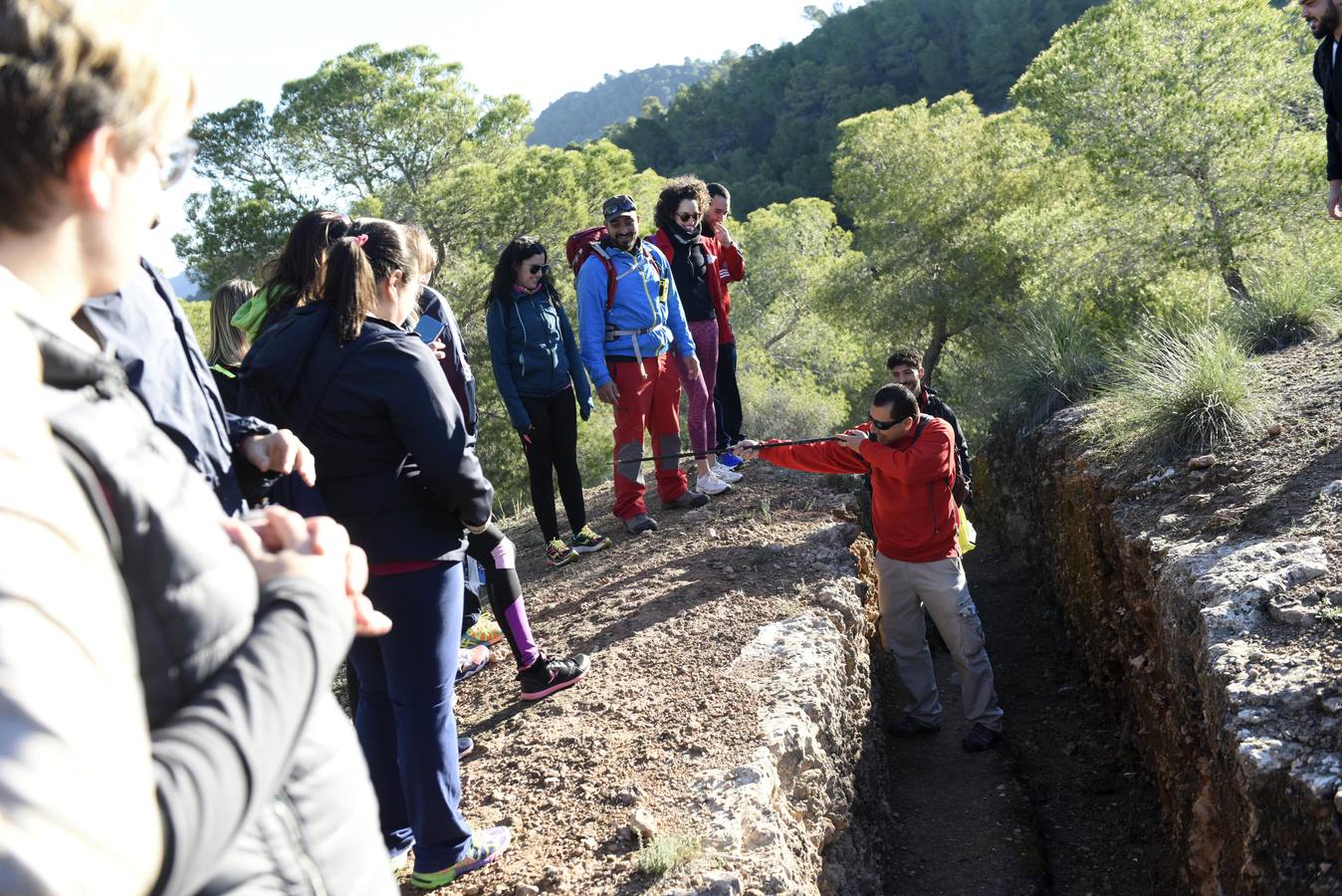 'La Verdad' se une a una excursión organizada por la Concejalía de Juventud por las zanjas defensivas en el Valle Perdido