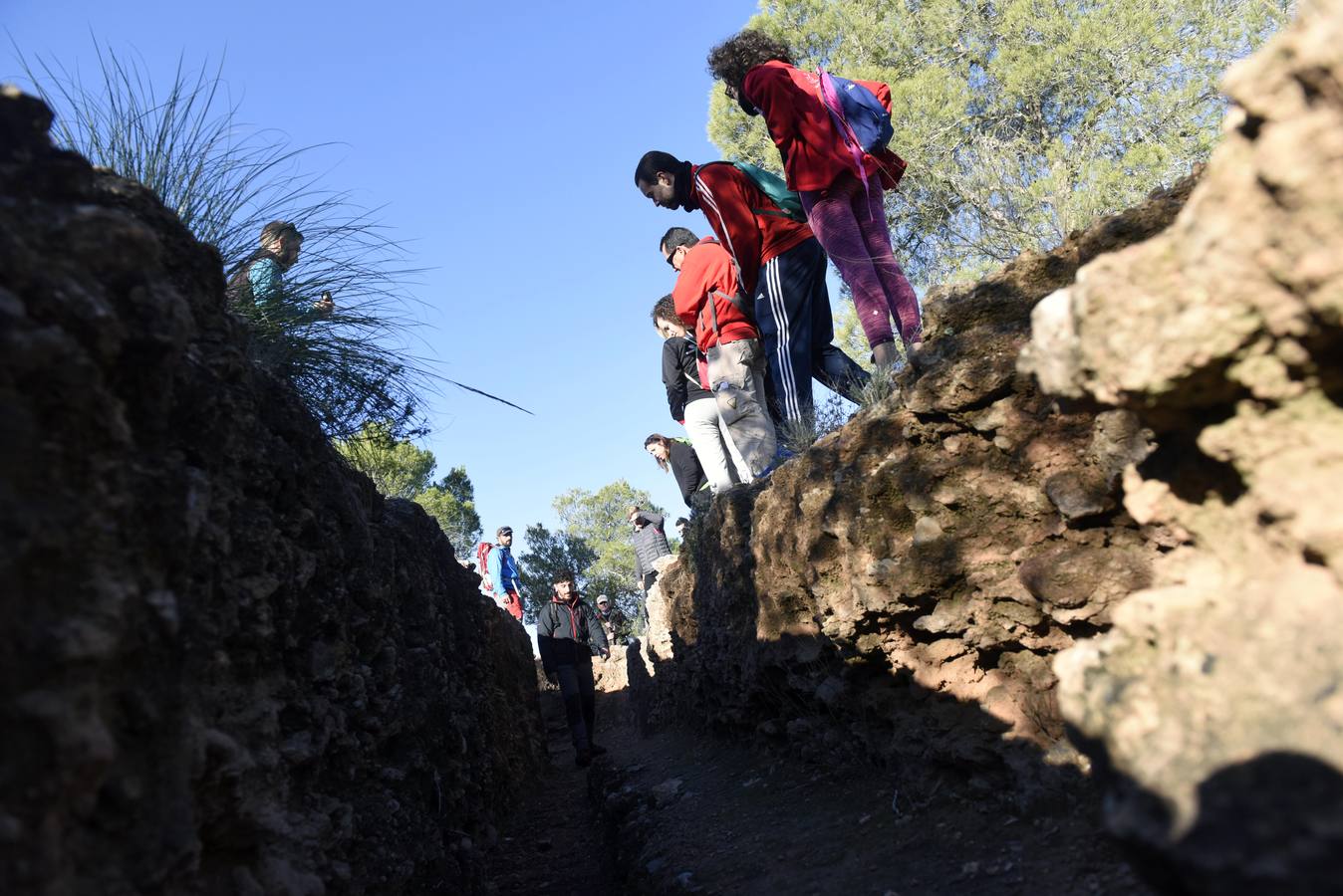 'La Verdad' se une a una excursión organizada por la Concejalía de Juventud por las zanjas defensivas en el Valle Perdido
