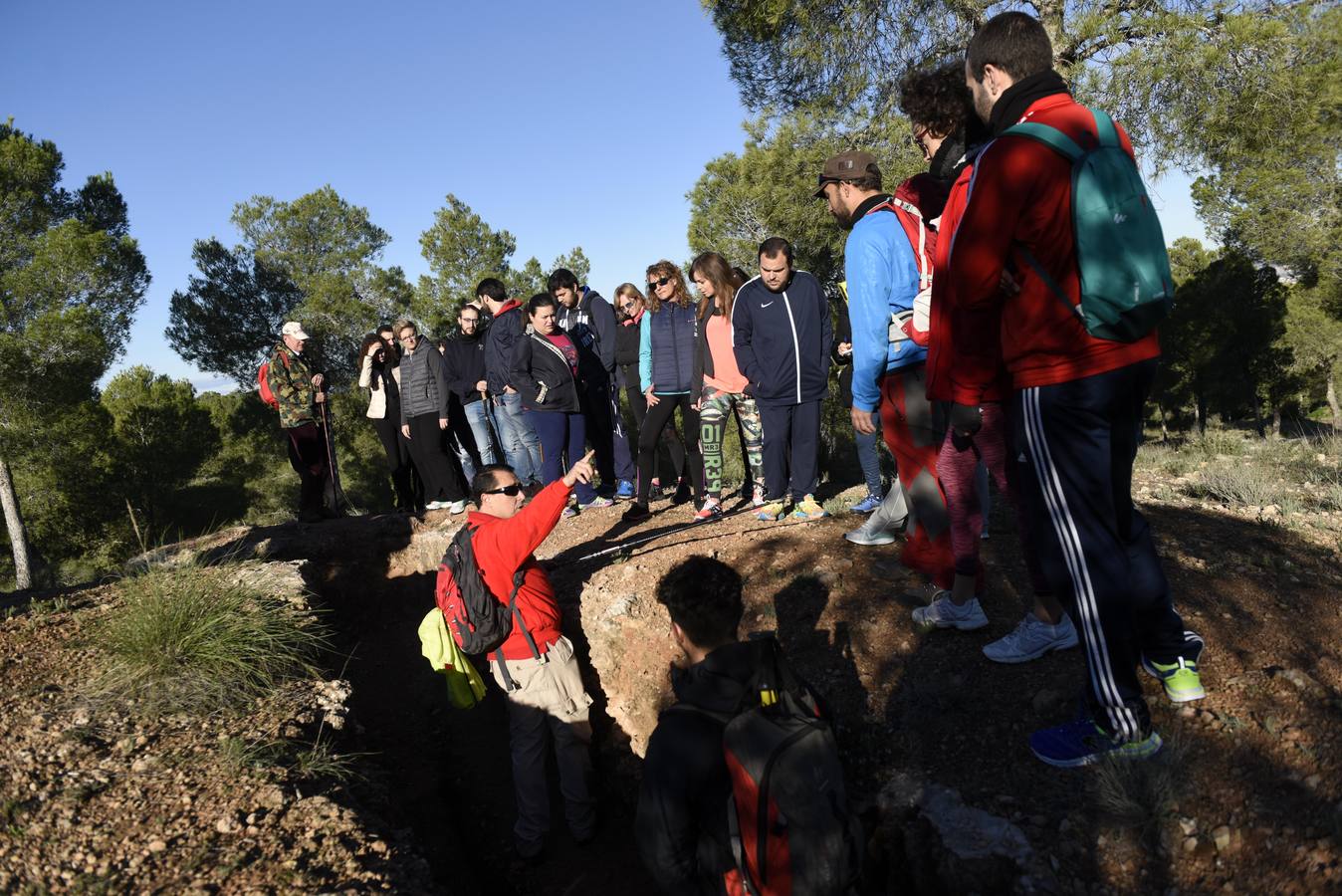 'La Verdad' se une a una excursión organizada por la Concejalía de Juventud por las zanjas defensivas en el Valle Perdido