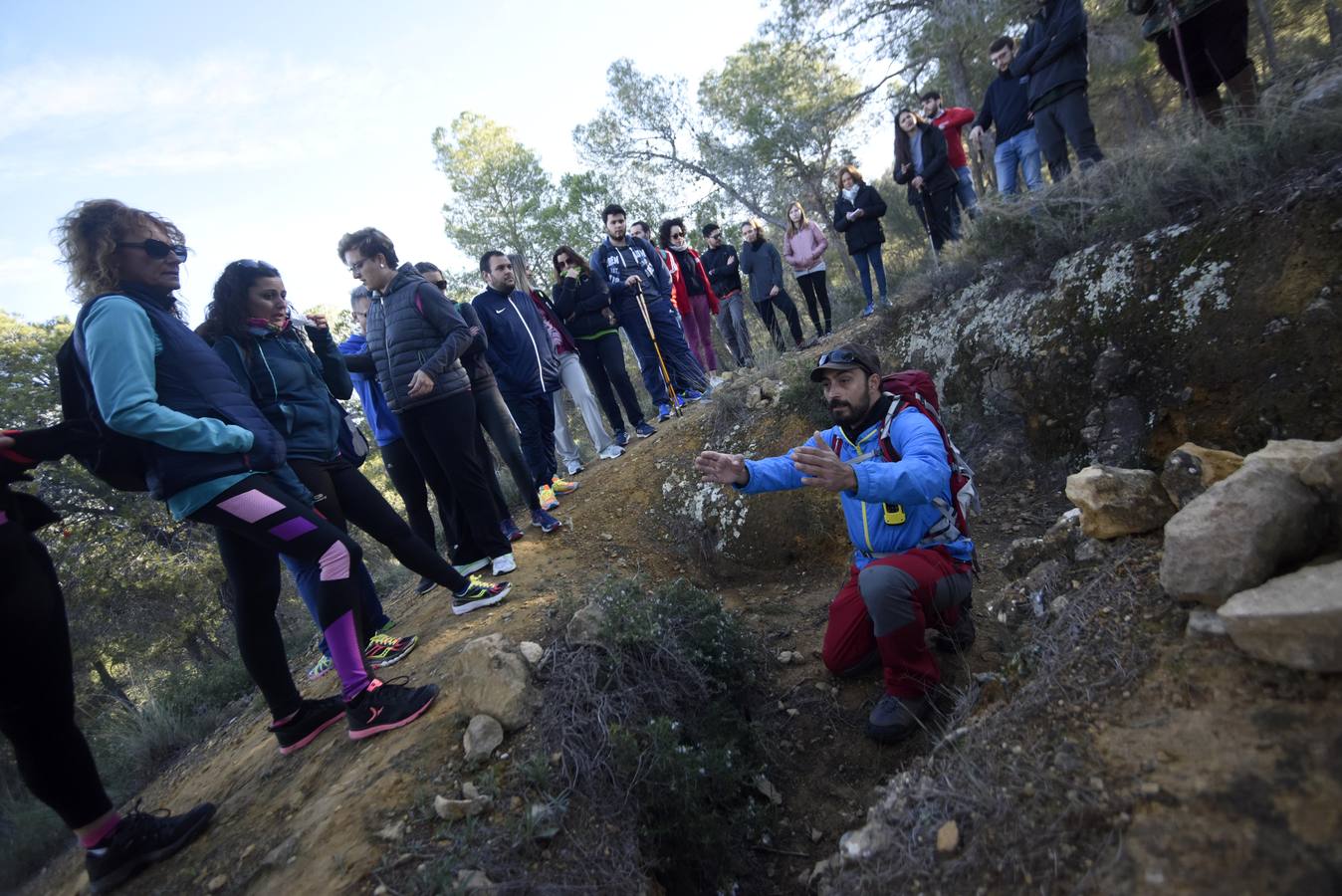 'La Verdad' se une a una excursión organizada por la Concejalía de Juventud por las zanjas defensivas en el Valle Perdido