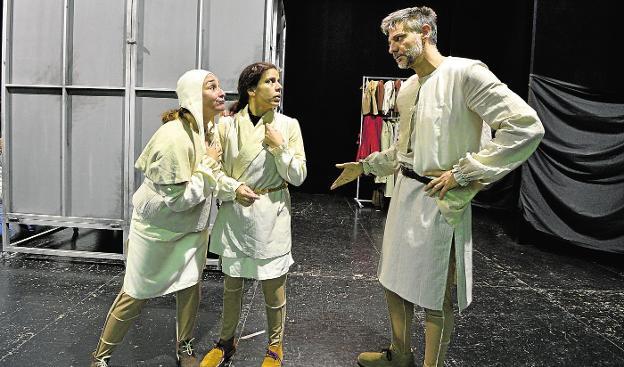 Los actores Rocío Bernal, María Alarcón y David García Coll, durante uno de los ensayos de 'Enrique IV'. 