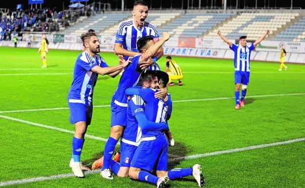 Los jugadores del Lorca Deportiva celebran el gol conseguido en la recta final por Manu Costa. 
