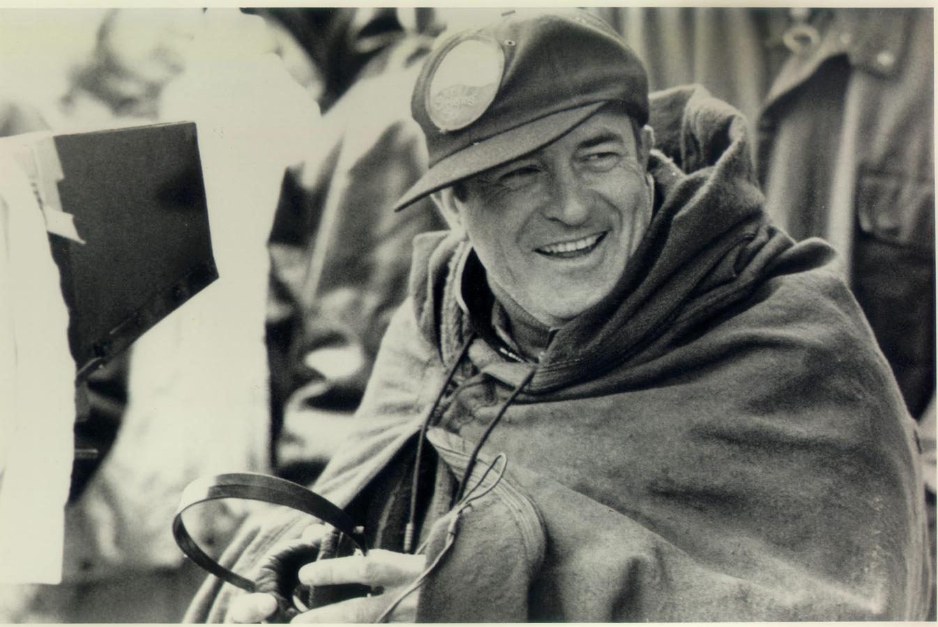 Bernardo Bertolucci durante el rodaje de la película El cielo protector.