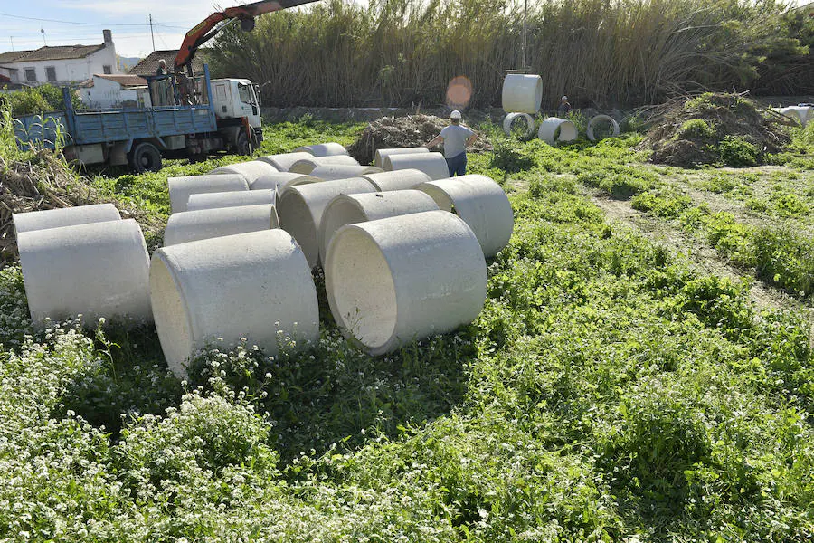 Los partidos Ahora y Cambiemos y la asociación Huermur denunciaron previamente estos hechos y exigieron este detenimiento por «atentar» contra la red de regadíos tradicionales de la huerta