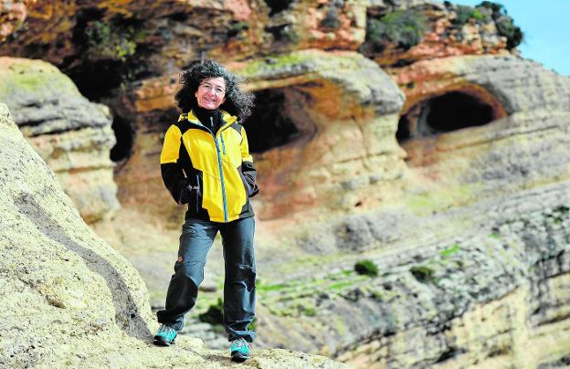 La naturalista Cristina Sobrado, junto a las impresionantes paredes de las Cuevas de Zaén. 