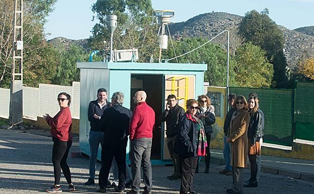 Autoridades y técnicos, ayer junto al colegio de Llano del Beal. gil
