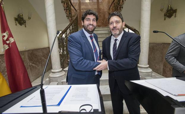 El líder del PP y presidente regional, Fernando López Miras, y el de Ciudadanos Región de Murcia, Miguel Sánchez, en la firma del pacto para los Presupuestos autonómicos. 