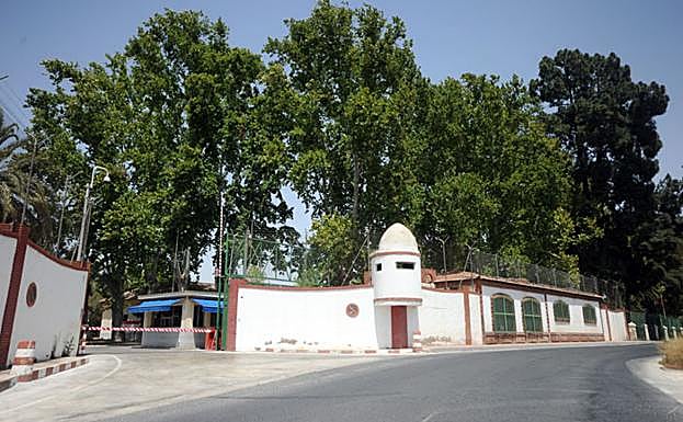 Imagen principal - Valla perimetral de la Fábrica de la Pólvora de Javalí Viejo. I. S. / AGM | Recreación virtual del espacio remodelado con el laboratorio experimental y torre mirador añadido, a la izquierda. F. J. Galián | Plano de la zona en que propone actuar el proyecto Fin de Grado de Arquitectura de Francisco José Galián. En morado, la zona de actuación.