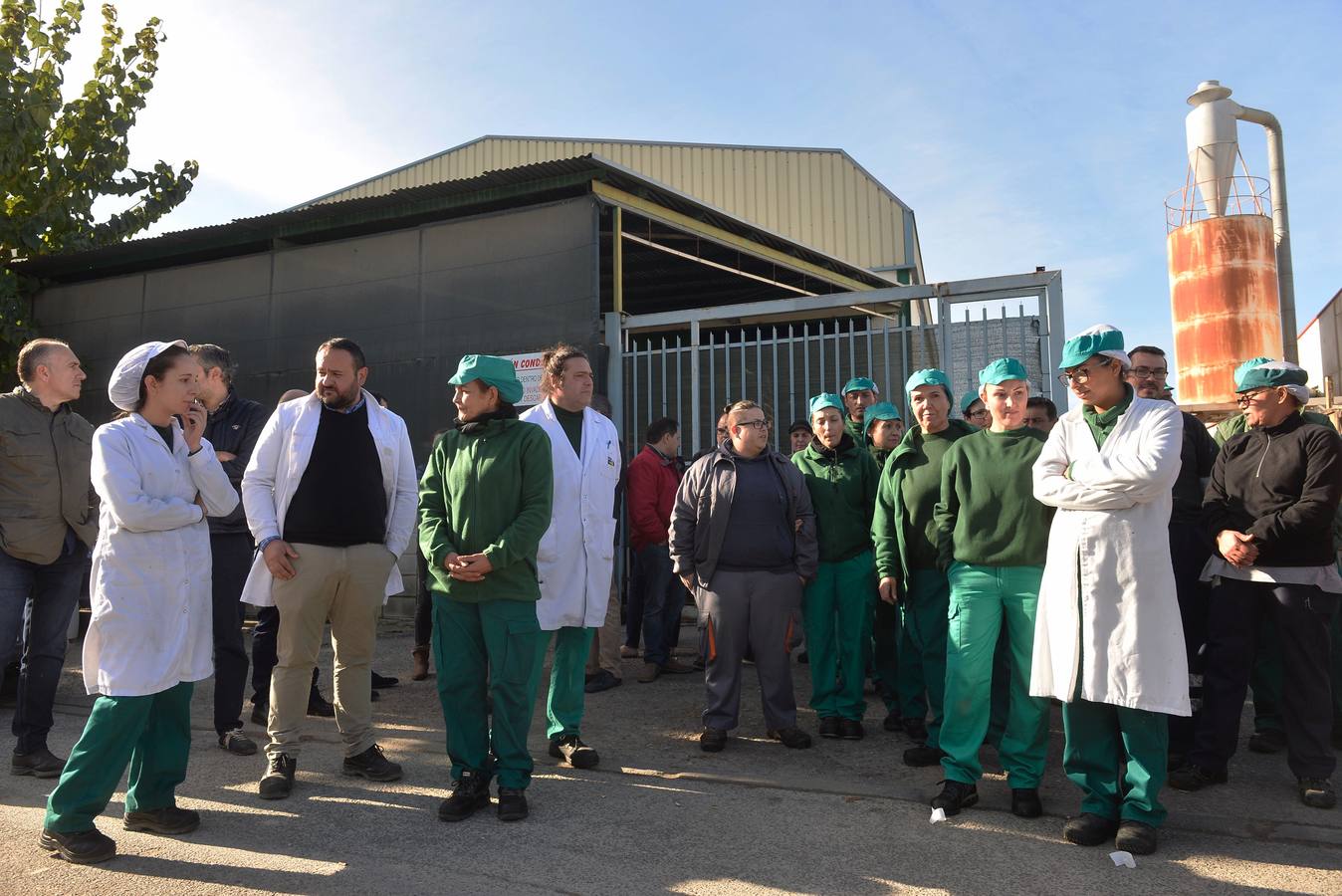 Los trabajadores y la dirección de la empresa se concentran en la nave de logística para evitarel intento de desahuciopor parte del Ministerio