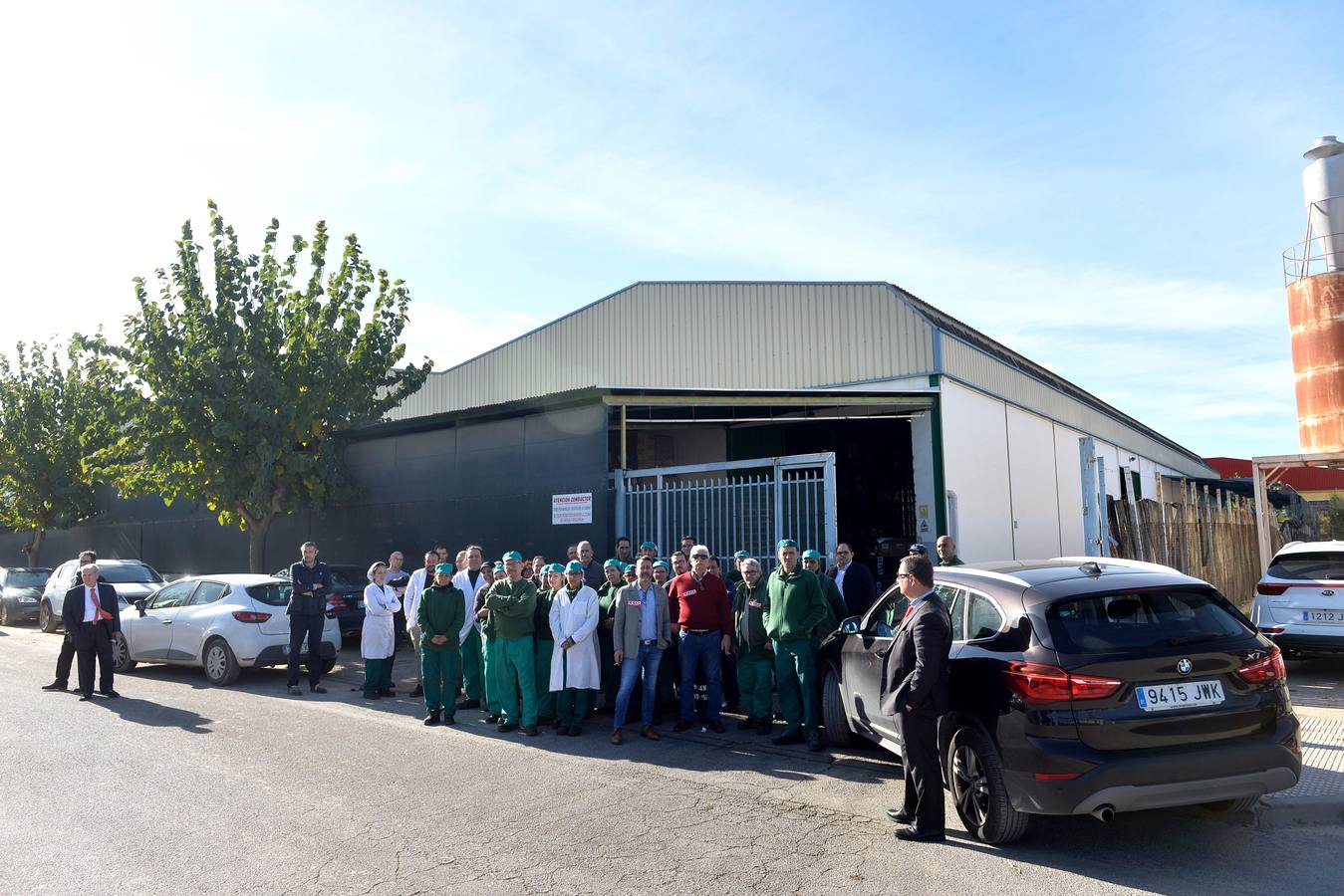 Los trabajadores y la dirección de la empresa se concentran en la nave de logística para evitarel intento de desahuciopor parte del Ministerio