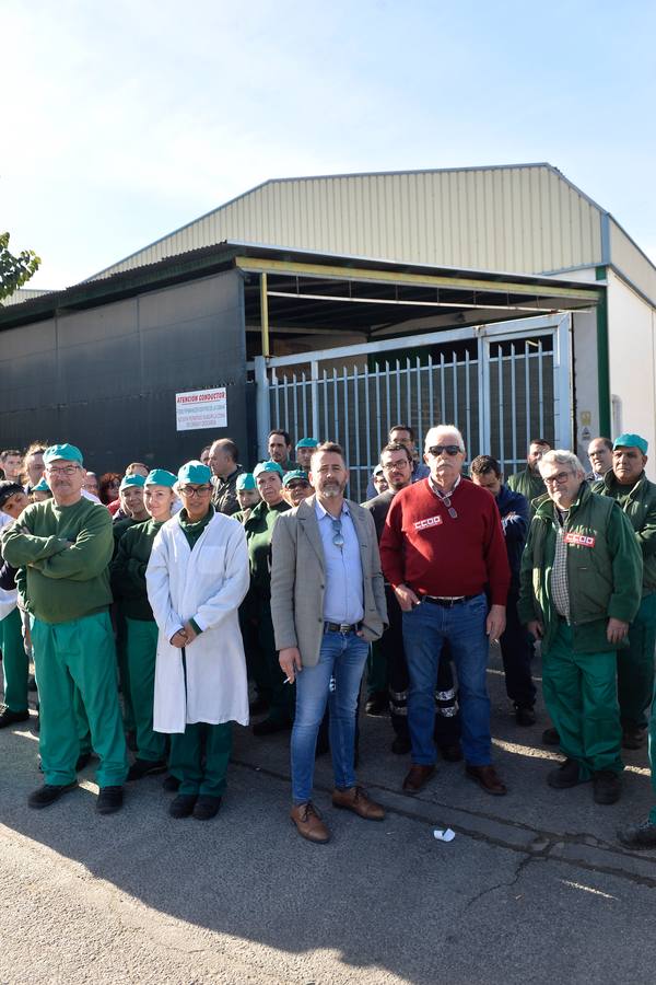 Los trabajadores y la dirección de la empresa se concentran en la nave de logística para evitarel intento de desahuciopor parte del Ministerio