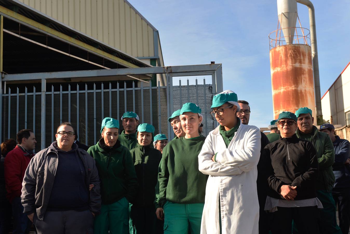 Los trabajadores y la dirección de la empresa se concentran en la nave de logística para evitarel intento de desahuciopor parte del Ministerio