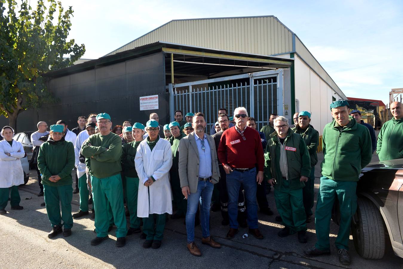 Los trabajadores y la dirección de la empresa se concentran en la nave de logística para evitarel intento de desahuciopor parte del Ministerio