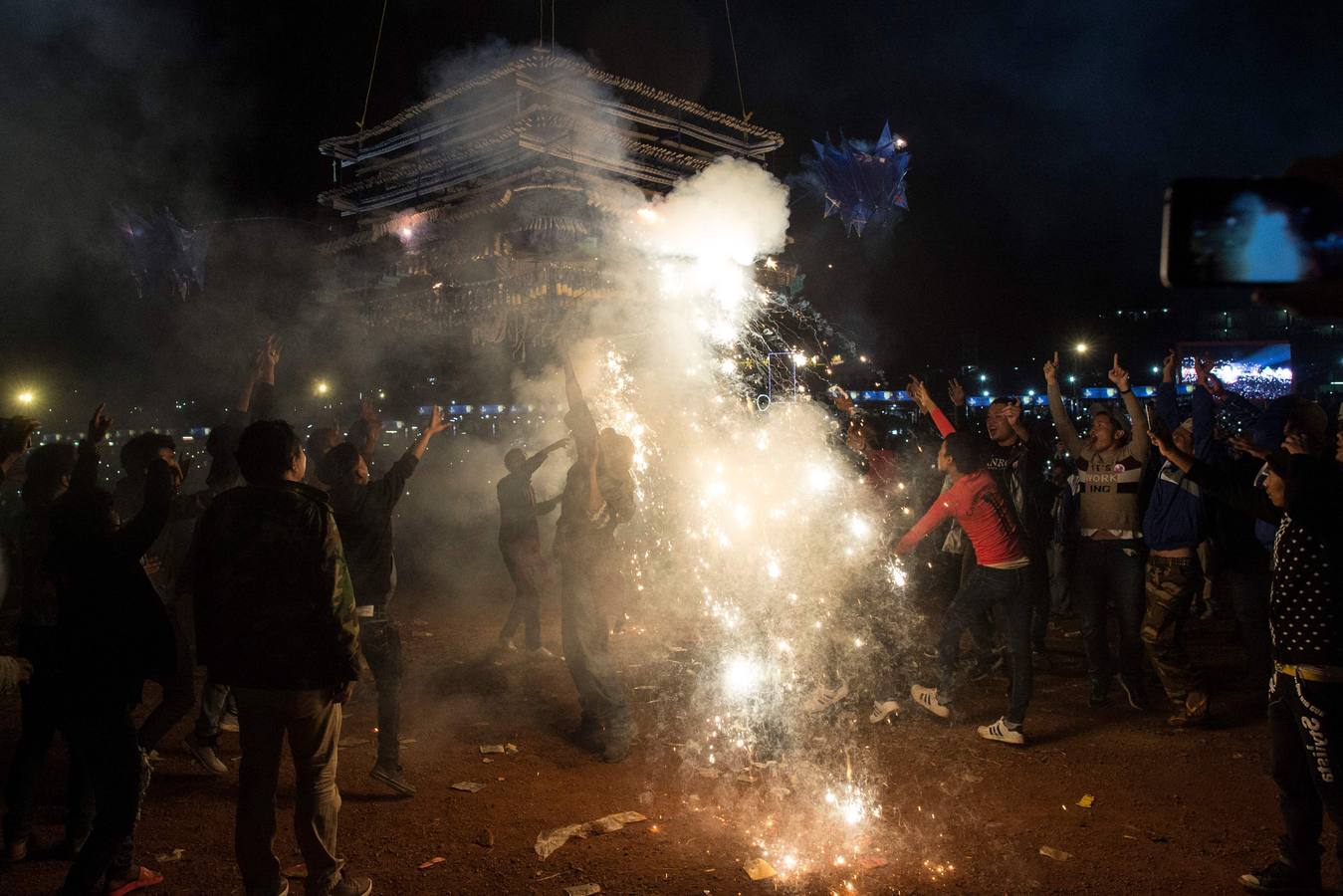 Devotos rezan durante el Festival de Tazaungdaing, en el templo budista de Kaba Aye Pagoda, en Rangún, Birmania. El Festival de Tazaungdaing es celebrado el día de luna llena de Tazaungmon, el octavo mes del calendario birmano, cuya procesión marca el final de la temporada de lluvias en el país.