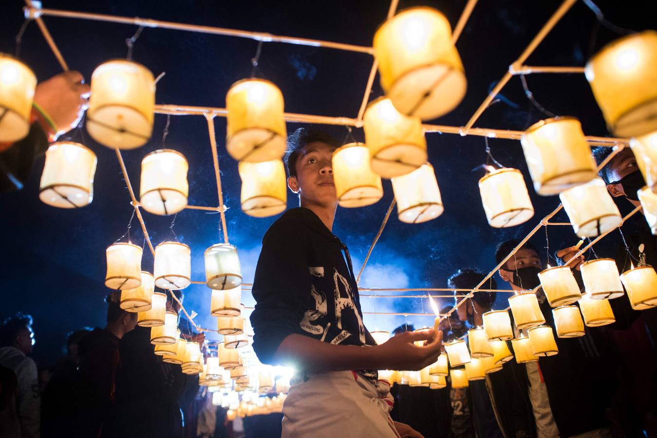 Devotos rezan durante el Festival de Tazaungdaing, en el templo budista de Kaba Aye Pagoda, en Rangún, Birmania. El Festival de Tazaungdaing es celebrado el día de luna llena de Tazaungmon, el octavo mes del calendario birmano, cuya procesión marca el final de la temporada de lluvias en el país.