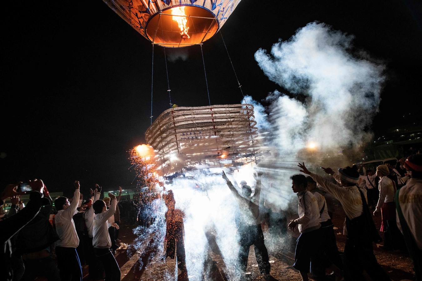 Devotos rezan durante el Festival de Tazaungdaing, en el templo budista de Kaba Aye Pagoda, en Rangún, Birmania. El Festival de Tazaungdaing es celebrado el día de luna llena de Tazaungmon, el octavo mes del calendario birmano, cuya procesión marca el final de la temporada de lluvias en el país.