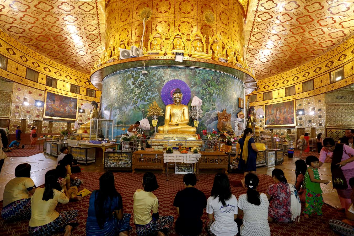 Devotos rezan durante el Festival de Tazaungdaing, en el templo budista de Kaba Aye Pagoda, en Rangún, Birmania. El Festival de Tazaungdaing es celebrado el día de luna llena de Tazaungmon, el octavo mes del calendario birmano, cuya procesión marca el final de la temporada de lluvias en el país.